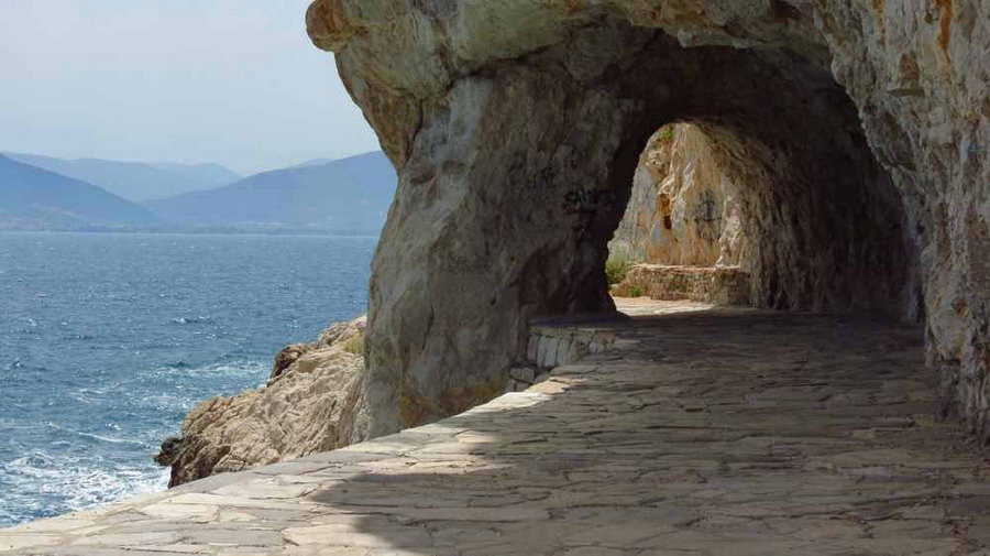  Šetalište pored plaže Arvanitia 